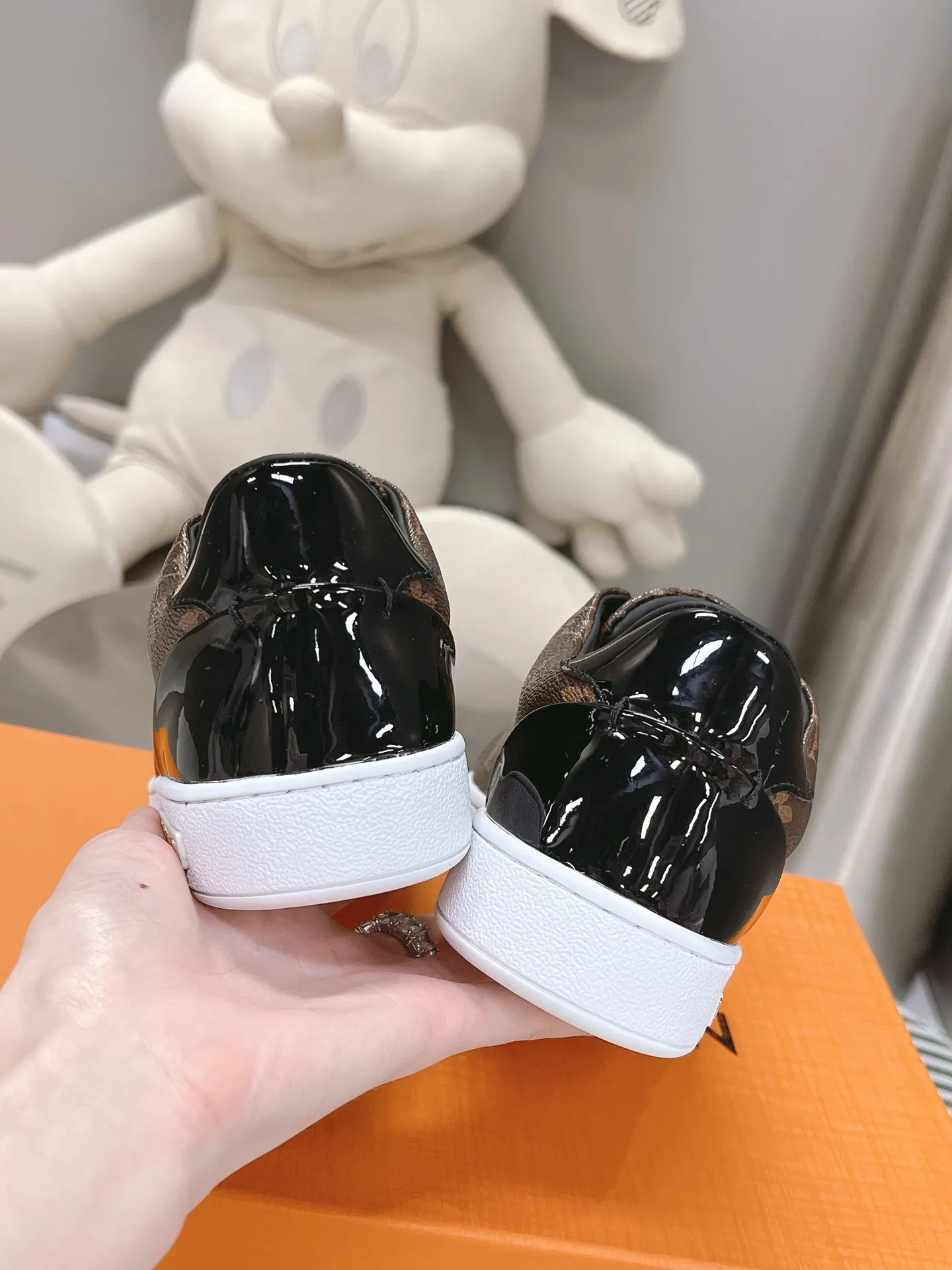 👟👟Ex-factory price 700👟👟 𝙇𝙑 𝟐𝟎𝟐3/𝐒𝐒 𝐧𝐞𝐰 𝐓𝐢𝐦𝐞 𝐨𝐮𝐭# New thick-soled white shoes This collection is so eye-catching, a must-have fashion item! The bright and jumping letter logo design is full of energy, sweet and salty. Continuing the previous heightening version, it is as easy to wear as ever, a sincere work! ! The upper is made of imported silk cowhide, with a delicate texture comparable to the factory price! Lining/foot pads are made of cowhide, durable and wear-resistant. The original molded T👟👟factory price u outsole, the details are consistent with the original. Please distinguish it from cheap products on the market Size: 35-44